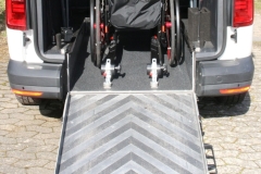 1_Innenraum-hinten-mit-Rollstuhl