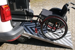 1_Rollstuhl-auf-der-Rampe-li